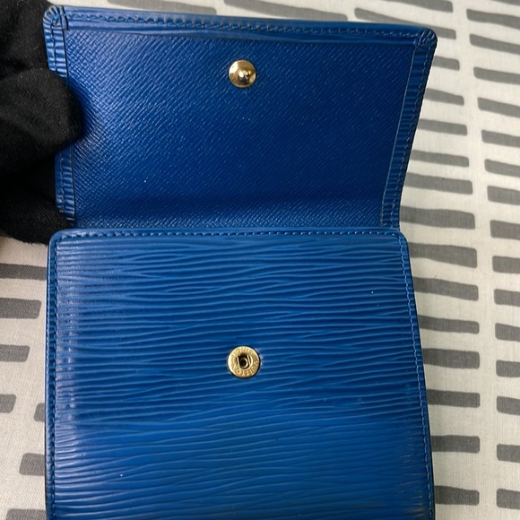 Louis Vuitton Blue Epi Snap close bi fold wallet in great vintage condition - Picture 12 of 15